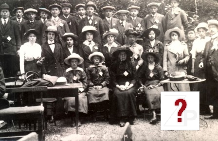 bovenste rij van links naar rechts1 koetsier2 Jan Ekelmans3 Gerrit Jonkers4 Jac. Ekelmans Wzn5 Wouter Blommers6 Catrinus vd Heuvel7 Elias Timmer8 Catrinus van Hemert9 Hendrik Timmer10 Aart vd Ley11 Catrinus Timmer12 Geurt Jonkers13 Jan Hendrik Timmer2e rij1 Cornelia van Brakel2 Drika vd Linden vd Heuvel3 Anna Ekelmans vd Meijden4 Grietje van Andel - Timmer5 Grietje v Herwijnen van Vught6 Gijsje van Wijk7 Mien Tabbers van Wijk8 Hanna van Steenbergen de Ridder9 Stijn van Eck Kosters10 Drika Klop11 Dirgent Menkhorstvoorste rij1 Bets Kosters2 Let Kosters3 Trui Duffourne4 Lena vd Ley-Meidam