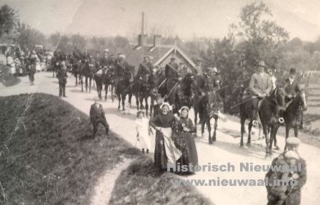 voorgrond met ventje op armWouter vd Heuvel met zoon Woutoud mannetje; Willem Bokruiters:1 met bolhoed: Sander de Ridder2 licht pak: Paulus Maas34 voorgrond: Arie Timmer5 achtergrond: Johan Maas6 voorgrond: Geurt Jonkers7 achtergrond8 voorgrond9 achter: Geurt Jonkers